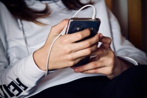 入浴中に音楽を聴くとストレスが減るのは本当？